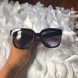 Great authentic Oscar de la renta sunglasses!